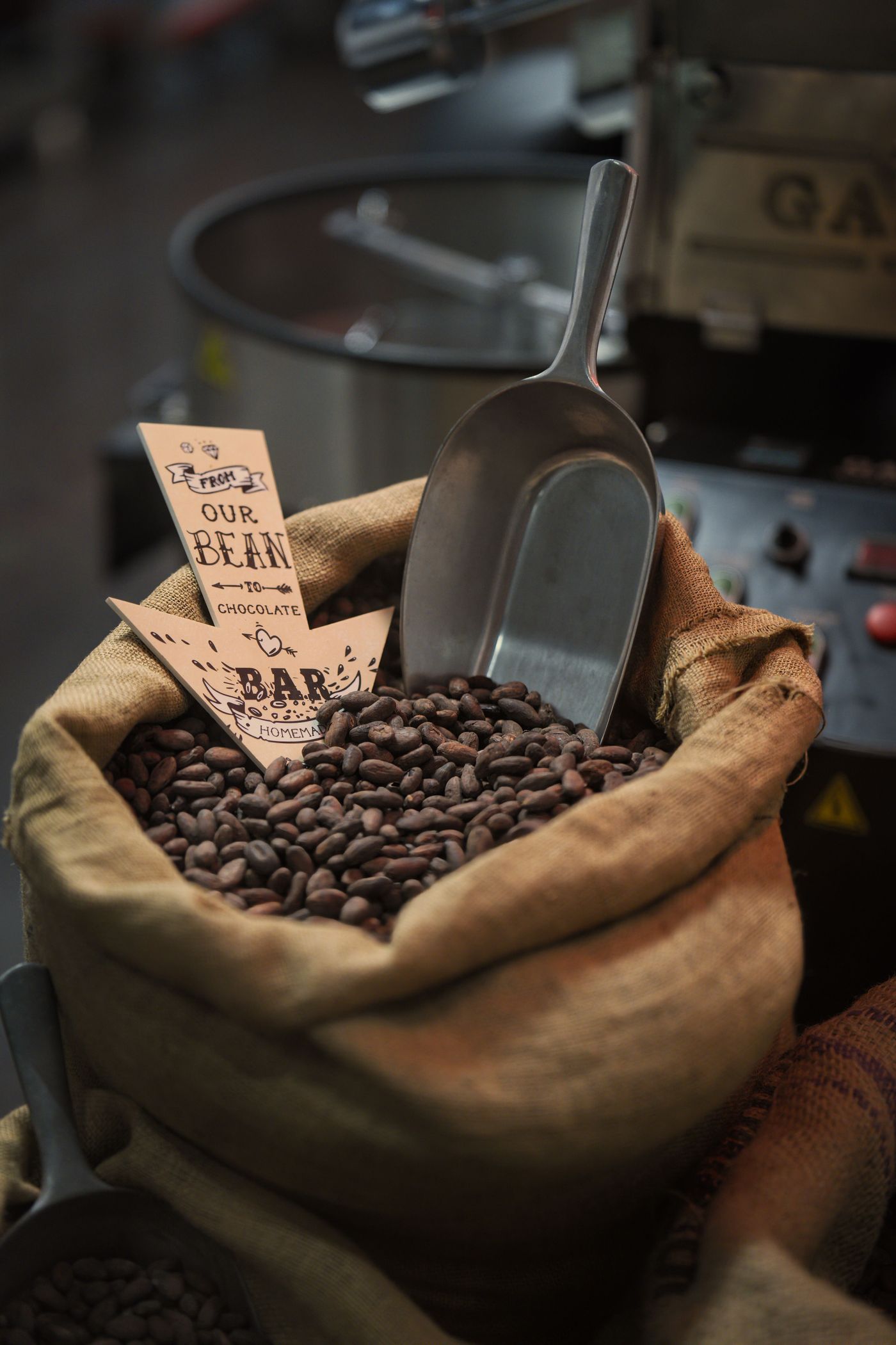 Cacaobonen in een jutezak bij een bean-to-bar chocolademaker