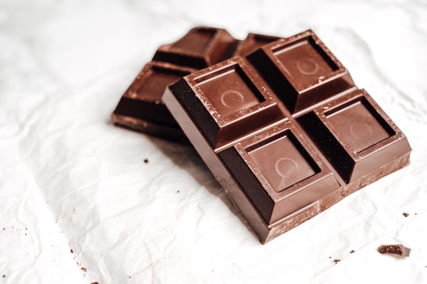 Blokjes chocolade op wit papier