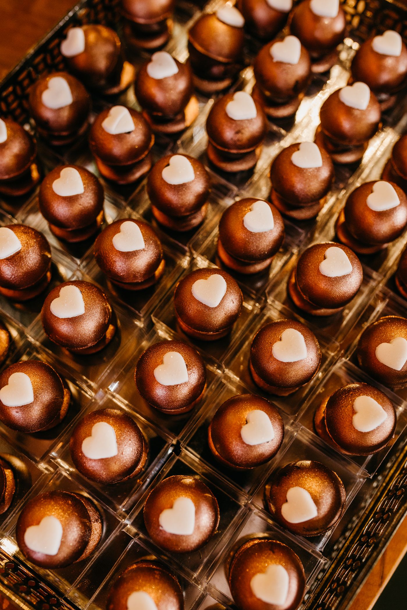 Blad vol glanzende bonbons met een hartje